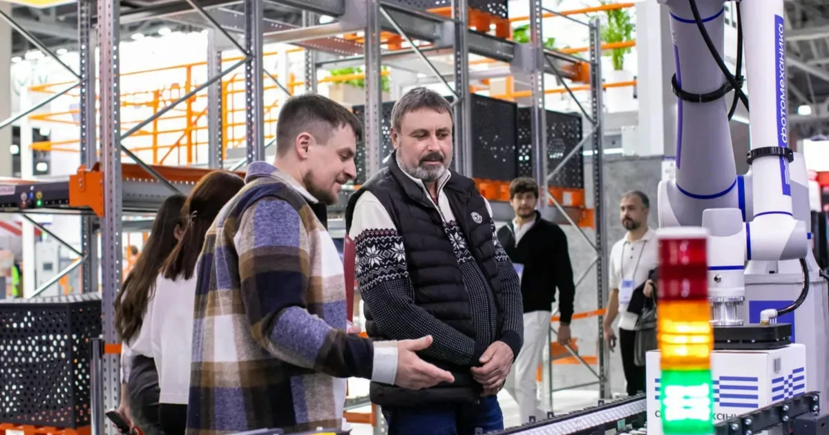 Автоматизированная система сортировки обрабатывает посылки на конвейере
